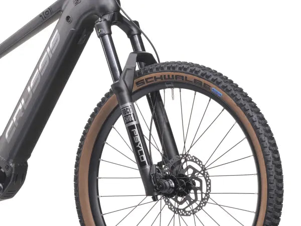 Crussis ONE-Guera 10.10 Women’s Mountain E-Bike Close-up of a mountain bike with a focus on the suspension fork and tire, featuring brand logos.