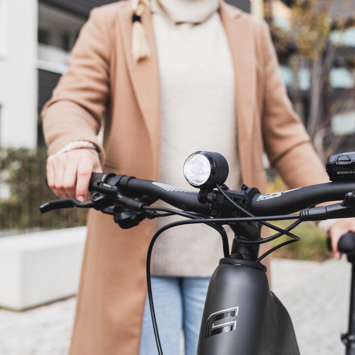 Person holding a black ONE-Country 7.10 City E-Bike – Panasonic Motor, 522Wh Battery, 130km Range, Low Step Frame