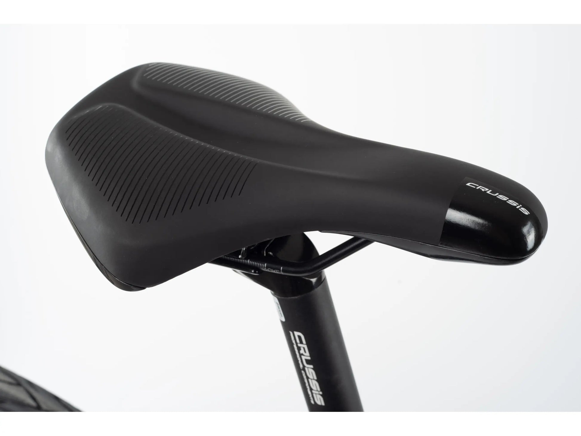 Crussis OLI Cross Lady 8.7-S 2022 Electric Trekking Bike in sleek design, ideal for women's urban and trail rides.