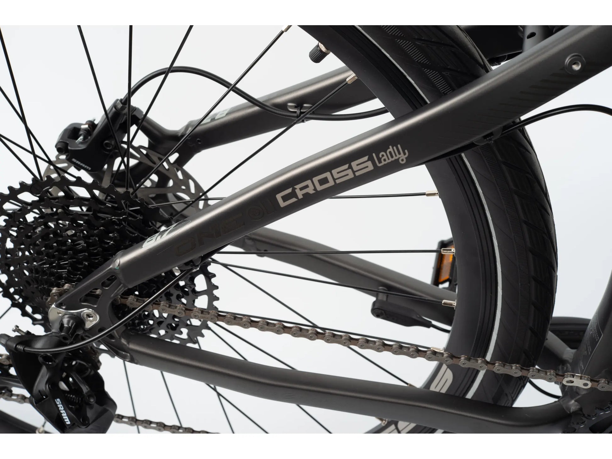 Crussis OLI Cross Lady 8.7-S 2022 Electric Trekking Bike in sleek design, ideal for women's urban and trail rides.