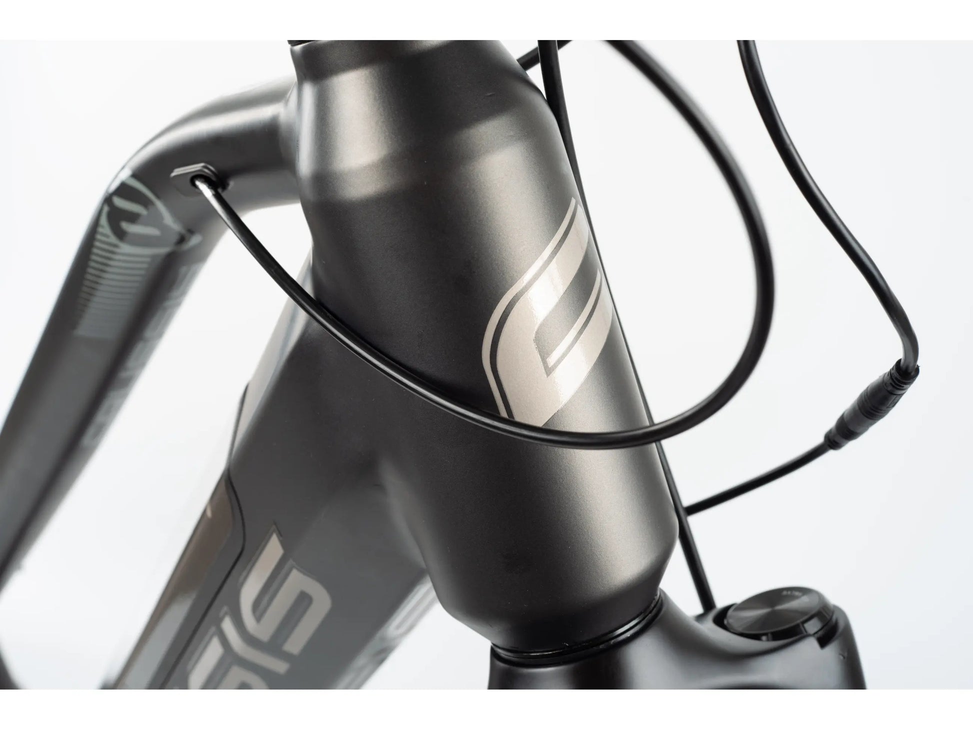 Crussis OLI Cross Lady 8.7-S 2022 Electric Trekking Bike in sleek design, ideal for women's urban and trail rides.