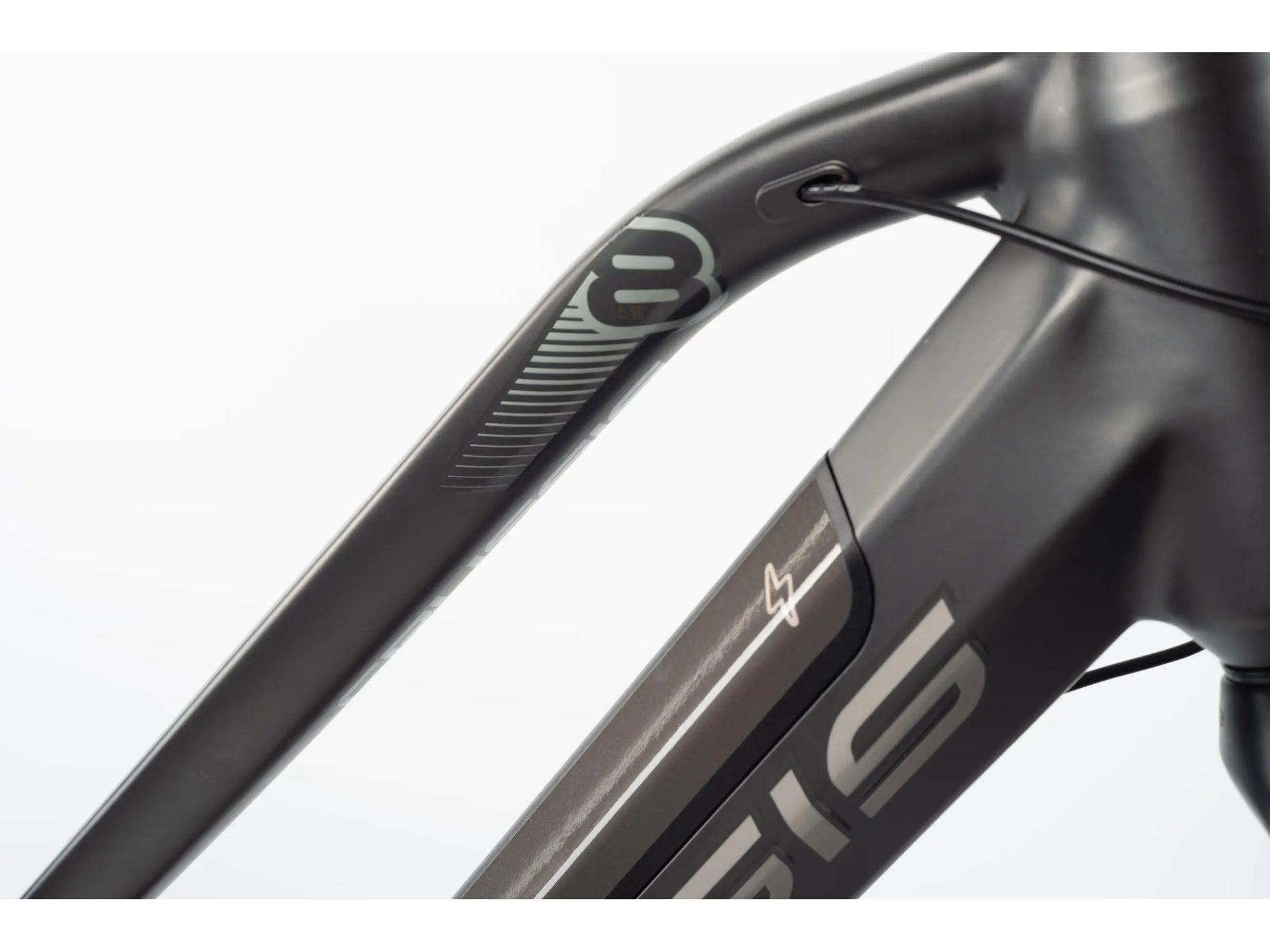 Crussis OLI Cross Lady 8.7-S 2022 Electric Trekking Bike in sleek design, ideal for women's urban and trail rides.