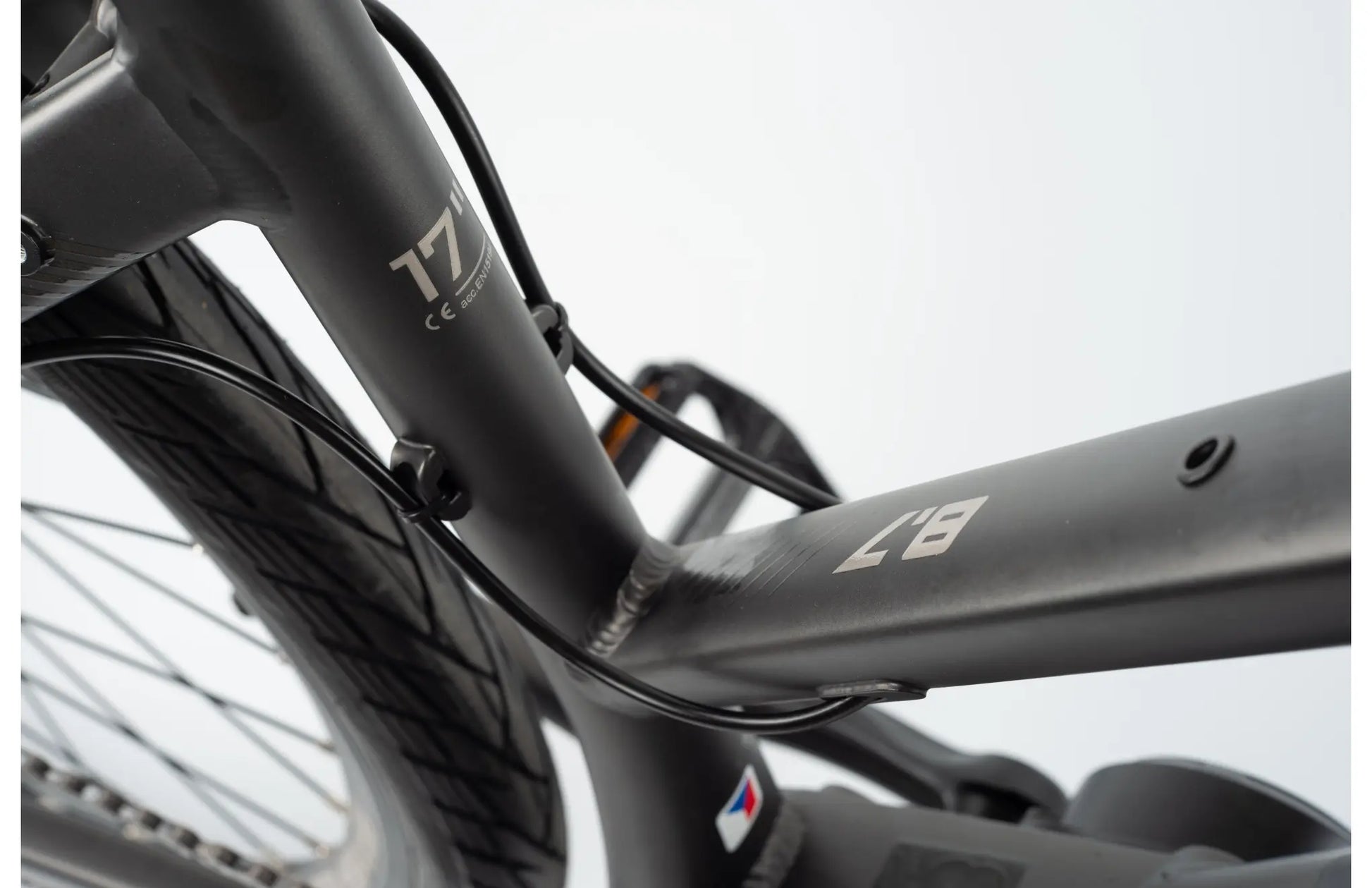 Crussis OLI Cross Lady 8.7-S 2022 Electric Trekking Bike in sleek design, ideal for women's urban and trail rides.